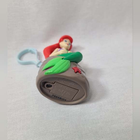 Disney Jakks Pacific Inc Little Mermaid Ariel Key Chain Light up - Picture 2 of 4